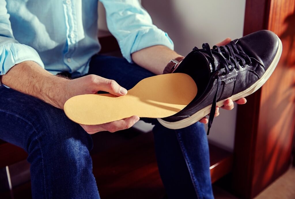 Putting an insole in a shoe